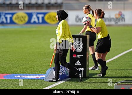 Arbitri femminili nella partita di calcio tra Linköpings FC- FC Rosengård all’arena Linköping di domenica. Foto Stock