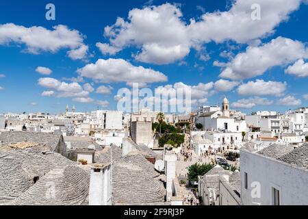 Tetti conici di trulli nel centro storico di Alberobello, provincia di Bari, Puglia, Italia Foto Stock