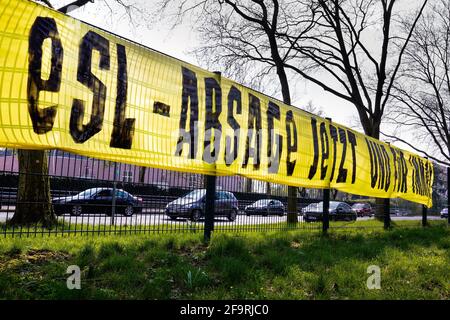 Dortmund, Germania, 20 aprile 2021: Banner con l'iscrizione PAROLE CHIARE INVECE DI RIGHE VUOTE: ESL ANNULLARE ORA E PER SEMPRE. In protesta contro l'introduzione della nuova ESL SUPER LEAGE EUROPEA, i fan di BVB Borussia Dortmund appesero la bandiera di fronte all'ufficio della BVB sulla Rheinlanddamm di Dortmund (B1). ---- Banner mit der Aufschrift KLARE WORTE STATT Leere ZEILEN: ESL-ABSAGE JETZT UND für IMMER. Aus protestation gegen die Einführung der neuen EUROPEAN SUPER LEAGE ESL haben Fans des BVB Borussia Dortmund das Banner mit der Aufforderung an den Verein vor die Geschäftsstelle des BVB Foto Stock