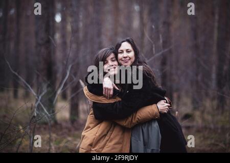 Felice fidanzate abbraccio e sorridi all'aperto nel forrest in germania Foto Stock