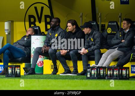 Team manager Michael ZORC (Borussia Dortmund) Edin TERZIC, allenatore, BVB Borussia Dortmund, Sebastian KEHL, in panchina, Calcio 1 Bundesliga, 29° appuntamento, Borussia Dortmund (DO) - SV Werder Bremen (HB) 4: 1, am 18 aprile 2021 a Dortmund/Germania. Foto: David Inderlied/Kirchner-Media via Fotoagentur SVEN SIMON le normative DFL vietano qualsiasi uso di fotografie come sequenze di immagini e/o quasi-video N. Foto Stock