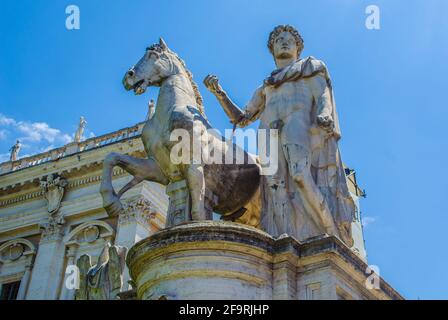 vista della magnifica statua situata sulla cima del colle capitolino, nella capitale italiana di roma. Foto Stock