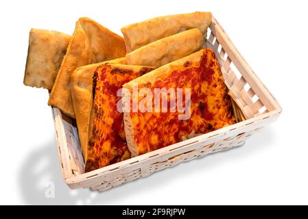 fette quadrate di pizza rossa e focaccia in cesto di legno bianco isolato su bianco, vista dall'alto Foto Stock