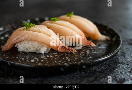 Sushi Hamachi al sushi bar nella Thailandia del Nord Foto Stock