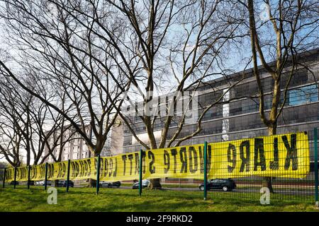 Dortmund, Germania, 20 aprile 2021: Banner con l'iscrizione PAROLE CHIARE INVECE DI RIGHE VUOTE: ESL ANNULLARE ORA E PER SEMPRE. In protesta contro l'introduzione della nuova ESL SUPER LEAGE EUROPEA, i fan di BVB Borussia Dortmund appesero la bandiera di fronte all'ufficio della BVB sulla Rheinlanddamm di Dortmund (B1). ---- Banner mit der Aufschrift KLARE WORTE STATT Leere ZEILEN: ESL-ABSAGE JETZT UND für IMMER. Aus protestation gegen die Einführung der neuen EUROPEAN SUPER LEAGE ESL haben Fans des BVB Borussia Dortmund das Banner mit der Aufforderung an den Verein vor die Geschäftsstelle des BVB Foto Stock