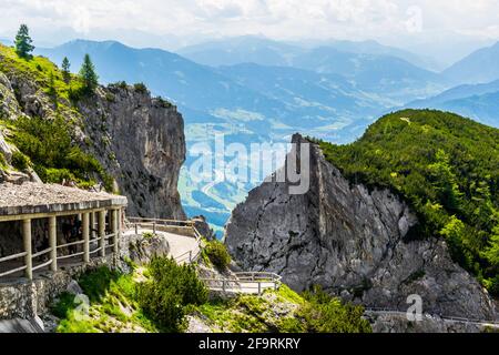 Vista su una strada di montagna a zigzaging che conduce alla grotta di ghiaccio eisriesenwelt in Austria. Foto Stock