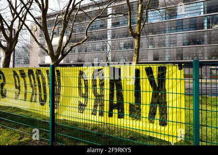 Dortmund, Germania, 20 aprile 2021: Banner con l'iscrizione PAROLE CHIARE INVECE DI RIGHE VUOTE: ESL ANNULLARE ORA E PER SEMPRE. In protesta contro l'introduzione della nuova ESL SUPER LEAGE EUROPEA, i fan di BVB Borussia Dortmund appesero la bandiera di fronte all'ufficio della BVB sulla Rheinlanddamm di Dortmund (B1). ---- Banner mit der Aufschrift KLARE WORTE STATT Leere ZEILEN: ESL-ABSAGE JETZT UND für IMMER. Aus protestation gegen die Einführung der neuen EUROPEAN SUPER LEAGE ESL haben Fans des BVB Borussia Dortmund das Banner mit der Aufforderung an den Verein vor die Geschäftsstelle des BVB Foto Stock