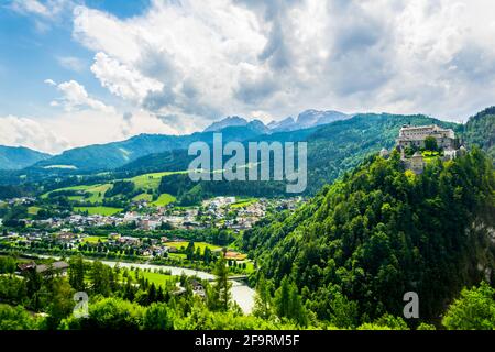 Vista aerea del villaggio di Werfen in Austria famoso per il castello di Hohenwerfen e Eisriesenwelt caverna di ghiaccio. Foto Stock