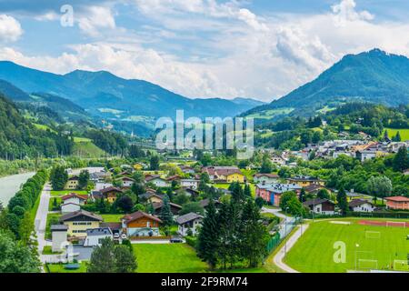 Vista aerea del villaggio di Werfen in Austria famoso per il castello di Hohenwerfen e Eisriesenwelt caverna di ghiaccio. Foto Stock