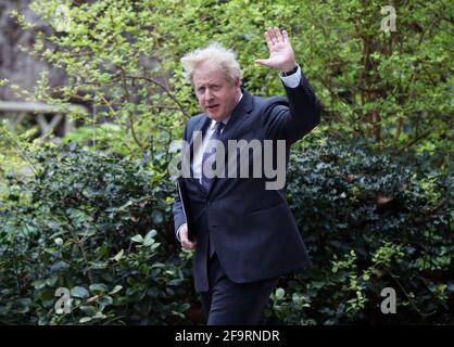20 aprile 2021, Londra, Inghilterra, Regno Unito: Il primo ministro BORIS JOHNSON arriva a 10 Downing Street dopo la conferenza stampa di aggiornamento del coronavirus al numero 9. Johnson ha incontrato i ministri e i detentori di quote nell'industria calcistica tutto il giorno per fermare la formazione della Super League che comprende sei squadre di calcio britanniche insieme ad altre 6 provenienti dall'Italia e dalla Spagna. (Immagine di credito: © Tayfun Salci/ZUMA Wire) Foto Stock