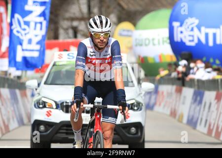 20 aprile 2021; giro in bicicletta delle Alpi tappa 2, Innsbruck, Feichten im Kaunertal Austria; Mattias Skjelmose Jensen Trek-Segafredo Foto Stock