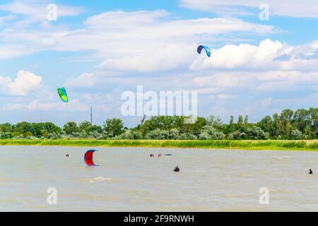 I giovani praticheranno il kite surf sul lago neusiedlersee, in Austria, vicino alla città di Podersdorf am See. Foto Stock