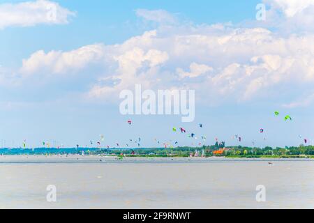 I giovani praticheranno il kite surf sul lago neusiedlersee, in Austria, vicino alla città di Podersdorf am See. Foto Stock