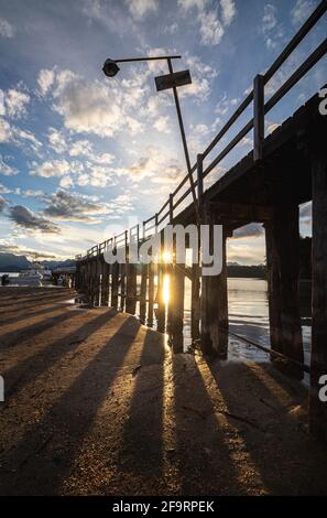 Bellissimo tramonto sulla spiaggia del porto di Villa la Angostura, riva del lago Nahuel Huapi. Foto Stock