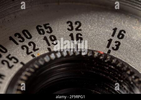 Obiettivo della vecchia fotocamera vintage per riprese macro ravvicinate. Lente per closeup con scala di apertura Foto Stock