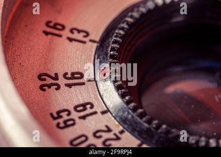 Obiettivo della vecchia fotocamera vintage per riprese macro ravvicinate. Lente per closeup con scala di apertura Foto Stock