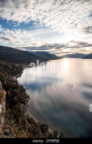 Vista sul lago Traful dal pirador situato a Villa Traful, sulla strada per i 7 laghi, Patagonia Argentina. Foto Stock