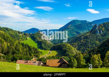 vista su un paesaggio di montagne austriache distese lungo la ferrovia semmeringbahn con castello di klamm sullo sfondo. Foto Stock