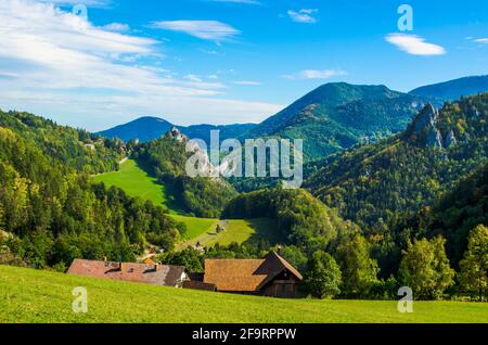 vista su un paesaggio di montagne austriache distese lungo la ferrovia semmeringbahn con castello di klamm sullo sfondo. Foto Stock