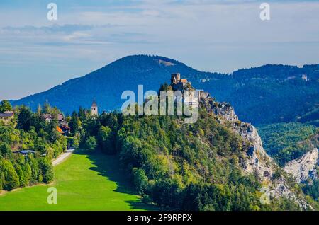 vista su un paesaggio di montagne austriache distese lungo la ferrovia semmeringbahn con castello di klamm sullo sfondo. Foto Stock