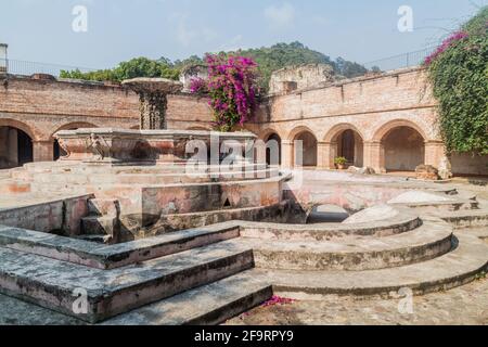 Rovine del Convento dei Mercedariani Convento de la Merced ad Antigua, Guatemala Foto Stock
