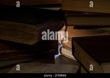 Pile di vecchi libri multiformato con scuffi. Bassa profondità di campo fotografico Foto Stock