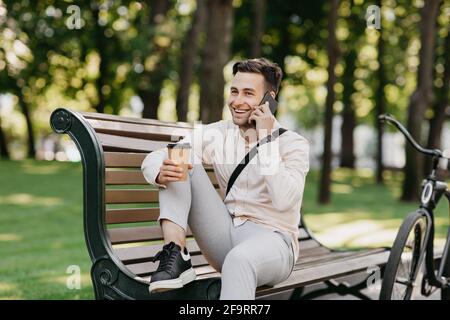 Uomo d'affari o manager parlano con il cliente durante la pausa nel parco Foto Stock