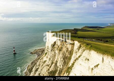 scogliere e faro vista aerea presa alla testa della spiaggia, viaggio e icona del turismo Foto Stock