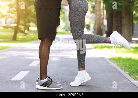 Romanticismo autunnale. Ripresa di romantica coppia afro in piedi sul sentiero nel parco, dating all'aperto, panorama Foto Stock