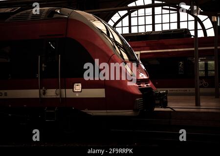 17 maggio 2019 Dresda, Germania - treno regionale alla stazione centrale di Dresda Hauptbahnhof Foto Stock