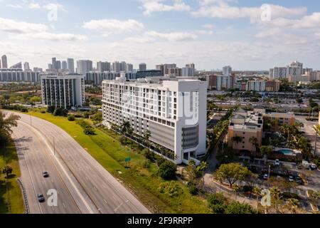 Foto aerea nuovo Hilton Hotel Resort Aventura Florida con vista sulla strada rialzata Foto Stock