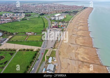 Spiaggia costiera vista aerea della strada costiera, spiaggia, mare e città su Eastbourne Foto Stock