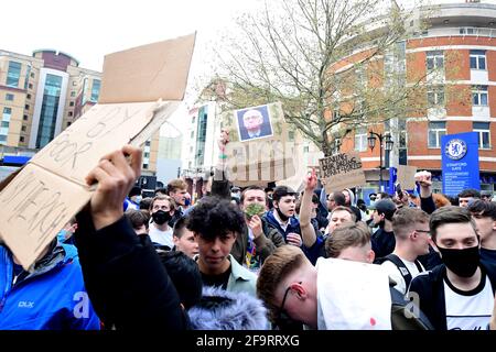 I tifosi protestano contro il coinvolgimento di Chelsea nella nuova Super League europea fuori da Stamford Bridge, Londra. Data immagine: Martedì 20 aprile 2021. Foto Stock