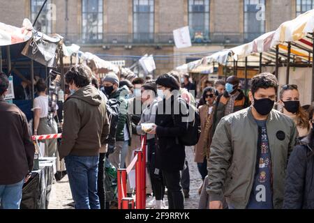 Le persone che indossano mascherine come precauzione contro la diffusione del covid-19 visto in attesa di cibo nel centro di Cambridge. Foto Stock