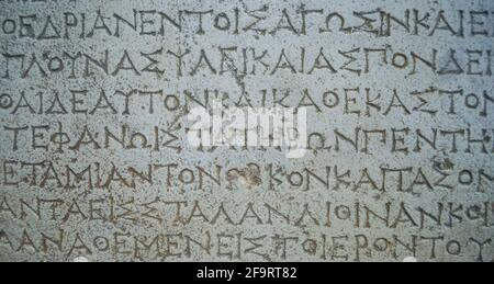 vista su un'antica scrivania in pietra con caratteri cirillici incisi in esso Foto Stock