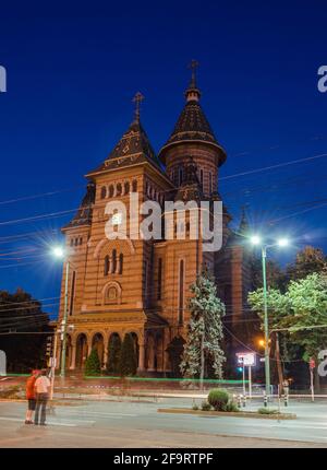 Vista della cattedrale metropolitana nella città rumena timisoara durante notte Foto Stock