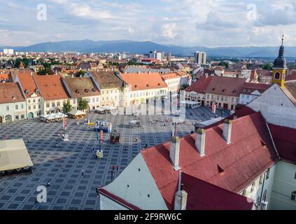 vista aerea della grande piazza - piata mare nella città rumena sibiu dalla cima della torre del consiglio. Foto Stock