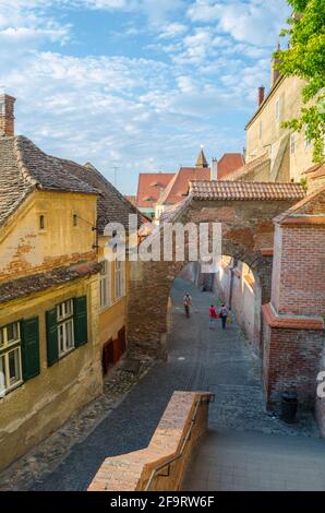 Architettura in Transilvania Sibiu - Pasajul Scarilor - le scale passaggio su fortificazione vecchia parete Foto Stock