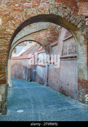 Architettura in Transilvania Sibiu - Pasajul Scarilor - le scale passaggio su fortificazione vecchia parete Foto Stock