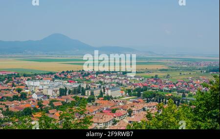 vista aerea della città rumena di rasnov dalla cima della fortezza. Foto Stock