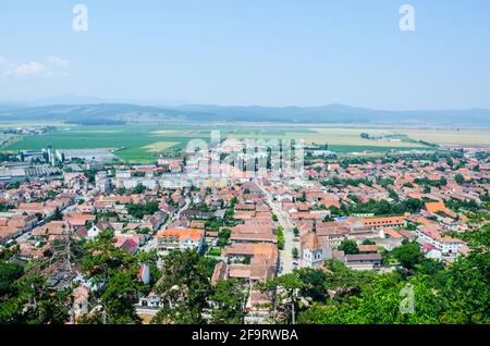 vista aerea della città rumena di rasnov dalla cima della fortezza. Foto Stock