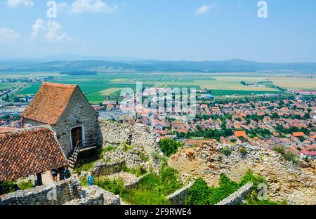 vista aerea della città rumena di rasnov dalla cima della fortezza. Foto Stock