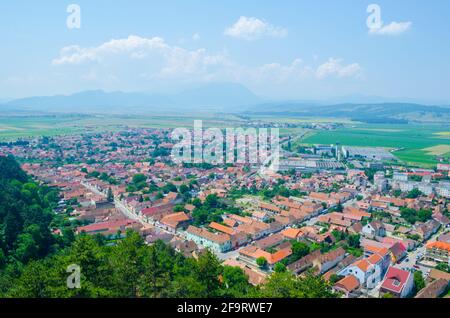 vista aerea della città rumena di rasnov dalla cima della fortezza. Foto Stock