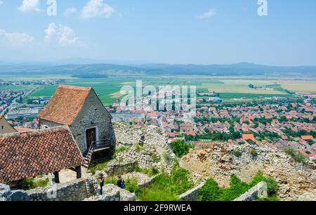 vista aerea della città rumena di rasnov dalla cima della fortezza. Foto Stock