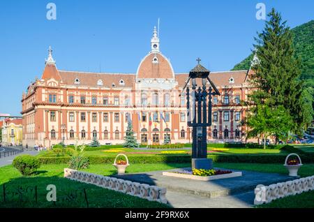 Il vecchio edificio in Brasov Romania sede della prefettura della città Foto Stock