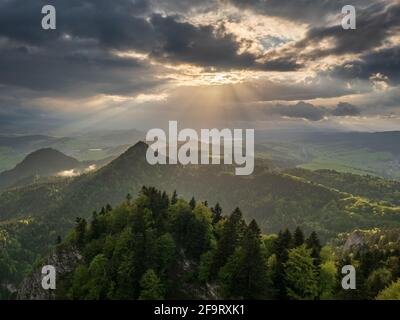 Vista dalla cima di Trazy Korony verso ovest in molla Foto Stock