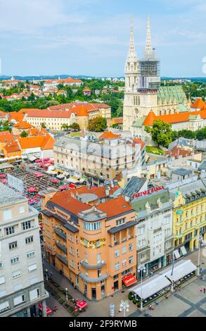 Vista aerea su una cattedrale di Zagabria nella luminosa giornata di sole Foto Stock