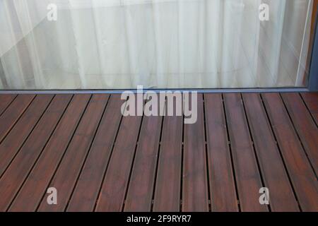 Ponte in legno di pino e grande finestra di vetro, terrazza di legno di conifere trattato, frammento architettonico Foto Stock