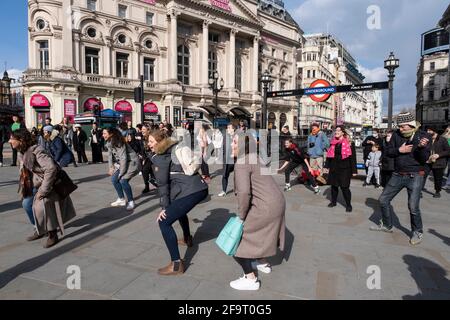 Passers di unirsi in insieme con alcuni gruppi di formazione danzare al Piccadilly Circus l'11 aprile 2021 a Londra, Regno Unito. Dopo mesi di blocco, i partecipanti erano pieni di gioia e di solidarietà per essere in città e divertirsi con tante altre persone. Foto Stock