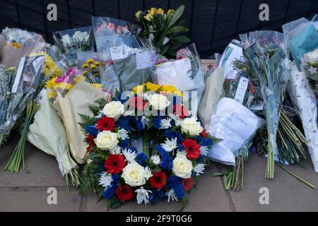 Tributi floreali e messaggi di cordoglio in seguito alla morte del principe Filippo, duca di Edingburgh fuori da Buckingham Palace l'11 aprile 2021 a Londra, Regno Unito. I membri del pubblico hanno posato fiori fuori dalle porte della residenza reale dopo il suo passaggio all'età di 99 anni il 9 aprile 2021. Il principe Filippo, Duca di Edimburgo, era un membro della famiglia reale britannica come marito di Elisabetta II Filippo nacque nelle famiglie reali greche e danesi. Foto Stock